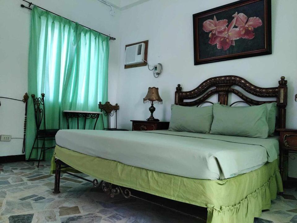 White Castle Hotel And Resort Balibago Exterior foto