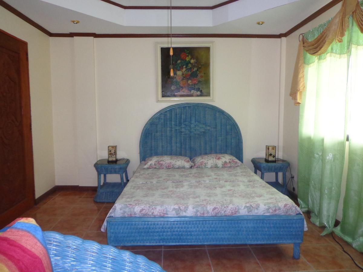 White Castle Hotel And Resort Balibago Exterior foto