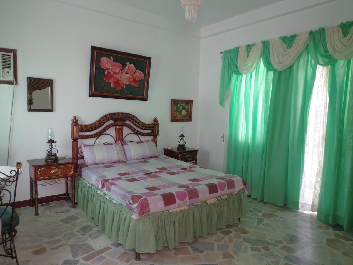 White Castle Hotel And Resort Balibago Exterior foto