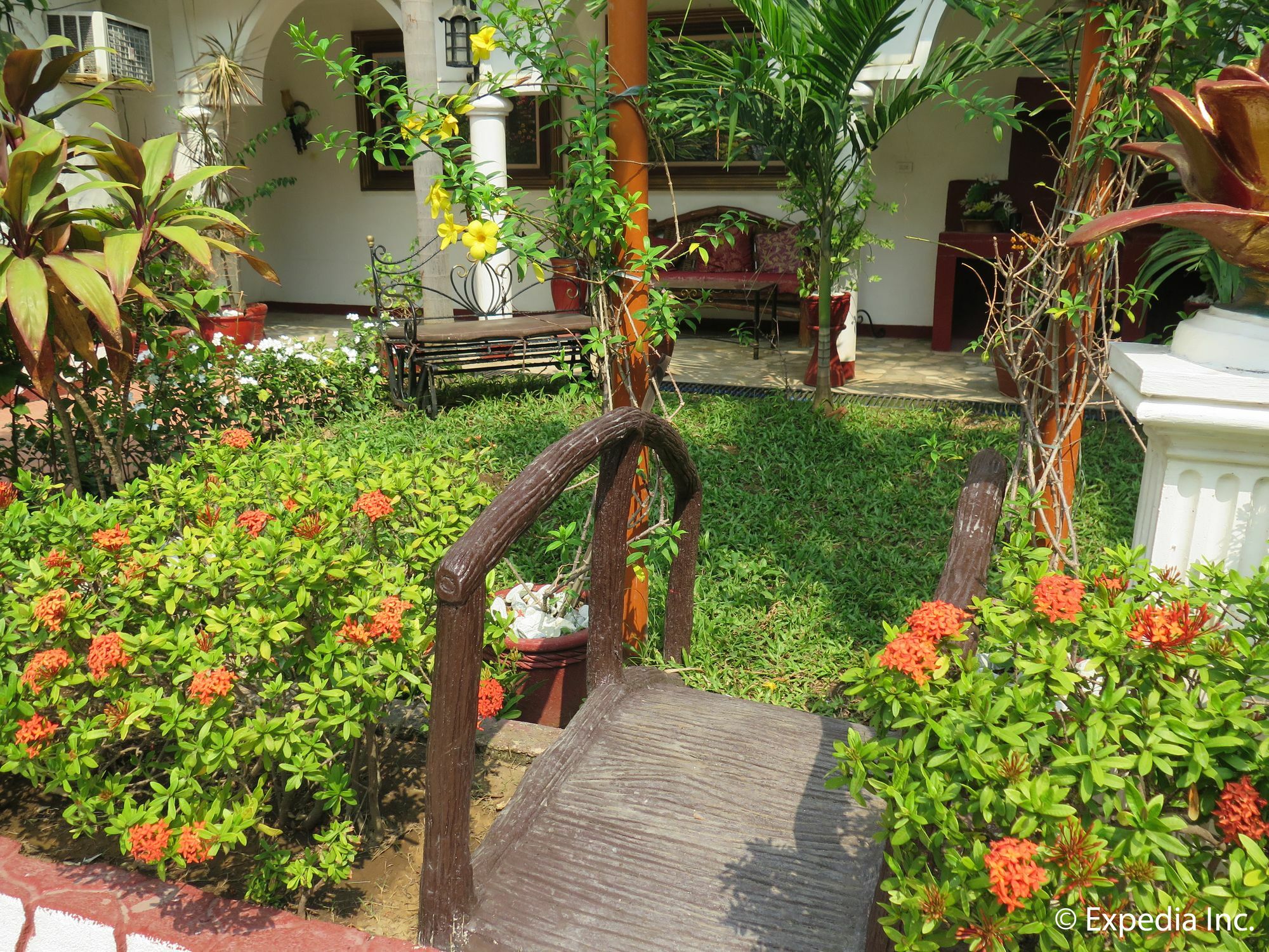 White Castle Hotel And Resort Balibago Exterior foto