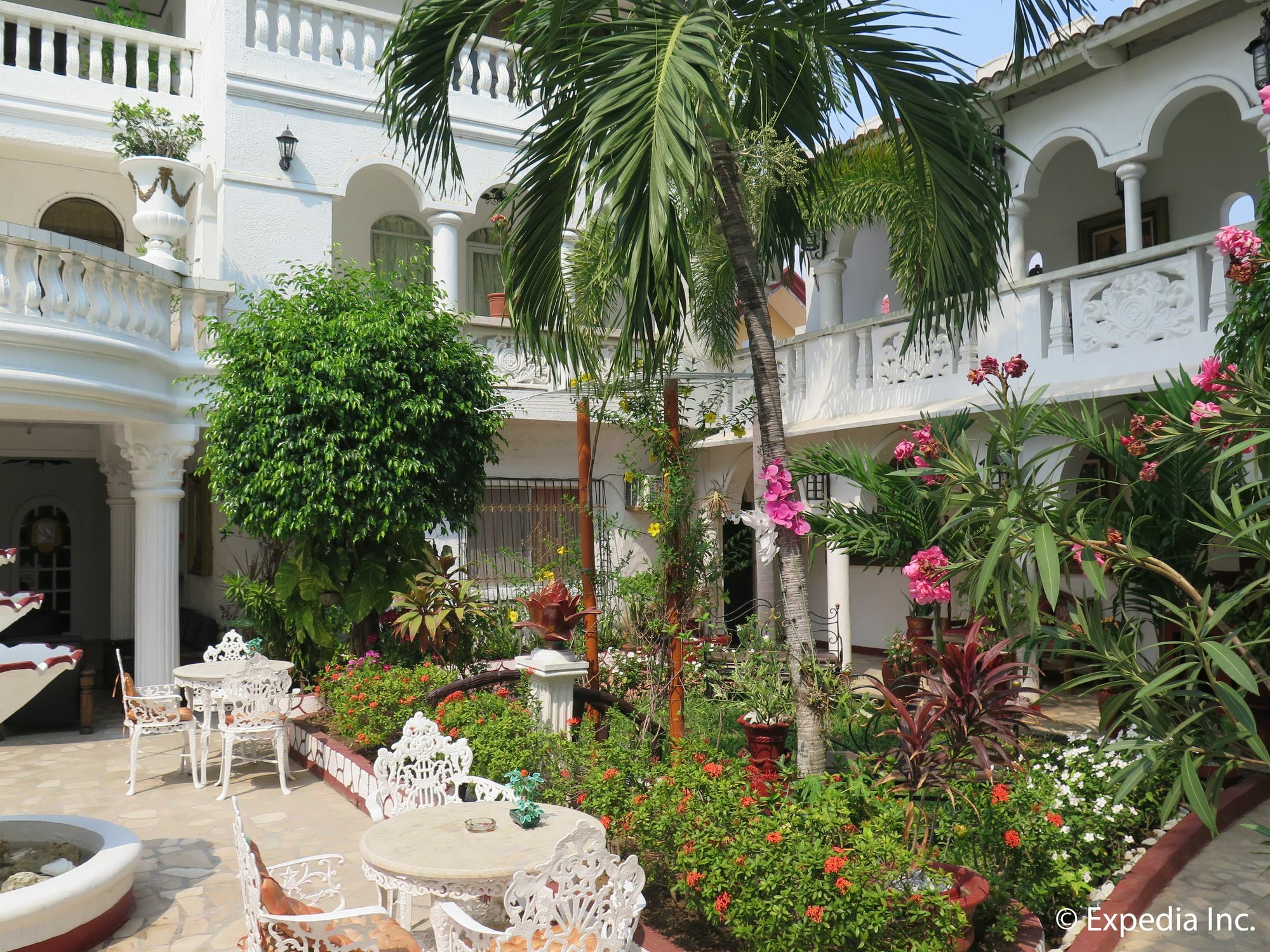 White Castle Hotel And Resort Balibago Exterior foto