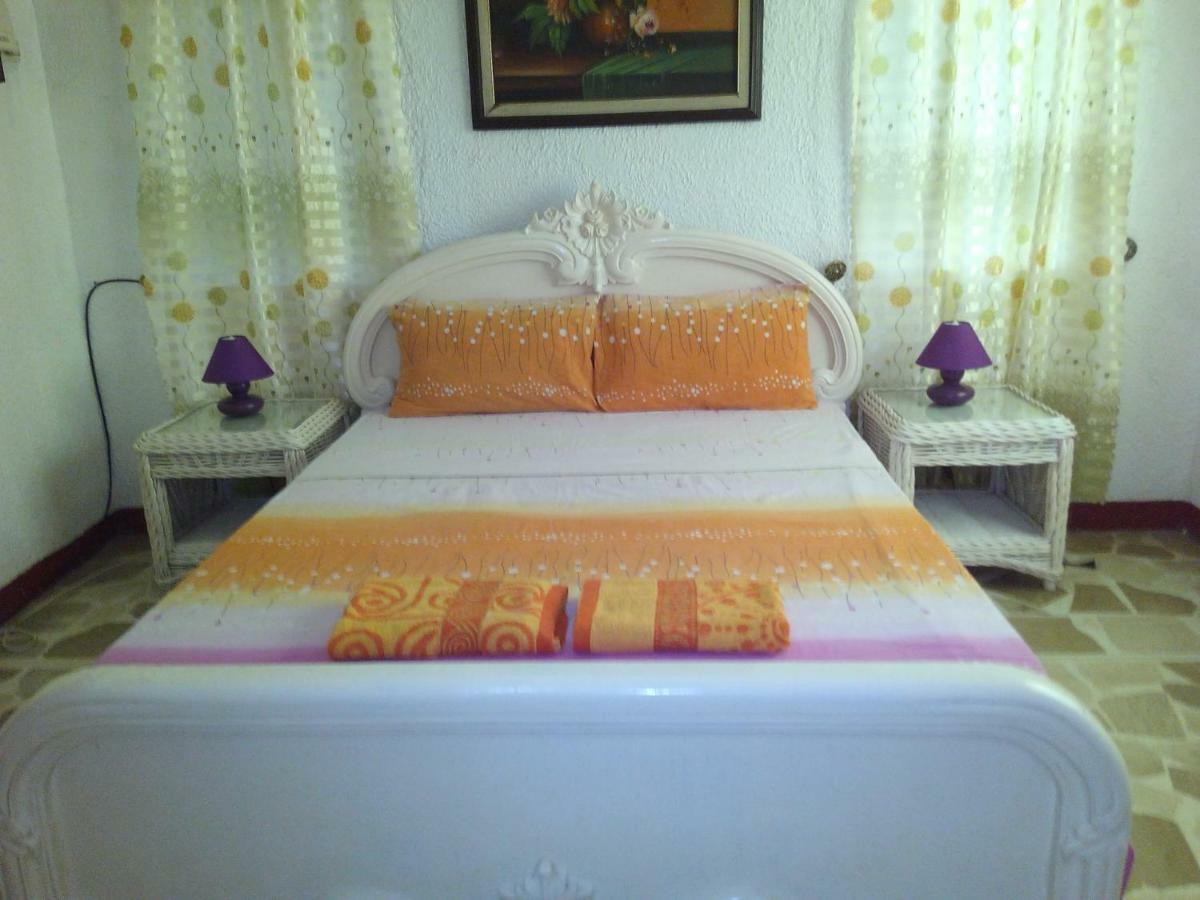 White Castle Hotel And Resort Balibago Exterior foto